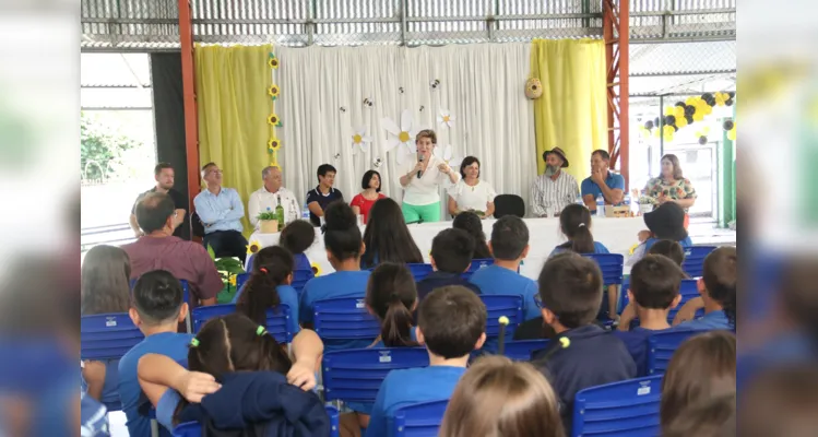 A escola instalou três colmeias, duas para abelhas da espécie jataí e outra para abelhas da espécie mandaçaia