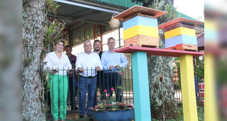 A escola instalou três colmeias, duas para abelhas da espécie jataí e outra para abelhas da espécie mandaçaia
