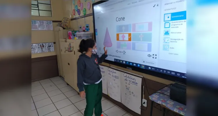 Vamos Ler valoriza e incentiva o uso de novas tecnologias e mídias digitais em sala de aula, visando desenvolver o senso crítico dos alunos nestas relações