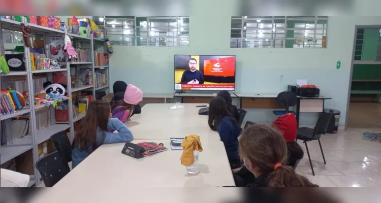 Vamos Ler valoriza e incentiva o uso de novas tecnologias e mídias digitais em sala de aula, visando desenvolver o senso crítico dos alunos nestas relações