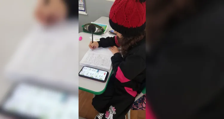 Vamos Ler valoriza e incentiva o uso de novas tecnologias e mídias digitais em sala de aula, visando desenvolver o senso crítico dos alunos nestas relações