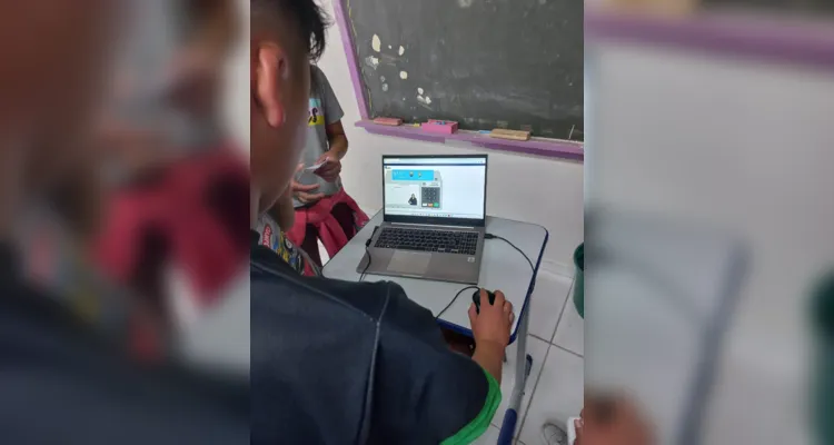 Vamos Ler valoriza e incentiva o uso de novas tecnologias e mídias digitais em sala de aula, visando desenvolver o senso crítico dos alunos nestas relações