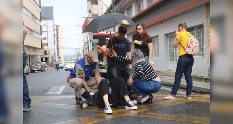 Mulher que pilotava a moto foi socorrida por equipes do Corpo de Bombeiros (Siate) e encaminhada para a UPA Santana