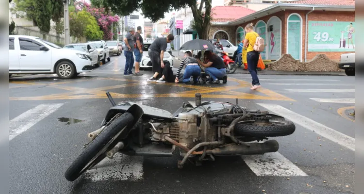 Mulher que pilotava a moto foi socorrida por equipes do Corpo de Bombeiros (Siate) e encaminhada para a UPA Santana