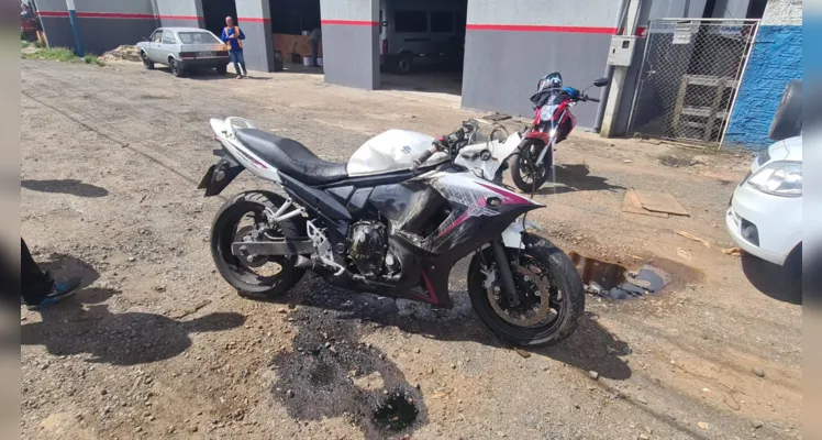 Uma colisão entre uma motocicleta e uma Saveiro resultou em uma pessoa ferida