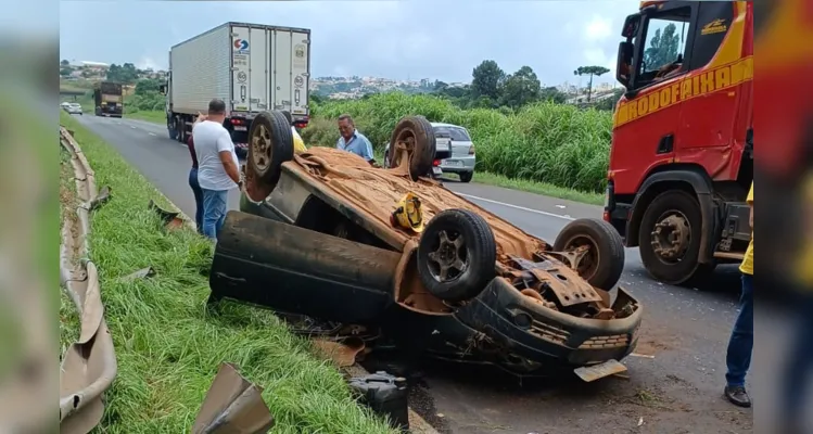 A colisão envolveu um veículo Volkswagen Gol e um caminhão. Relatos apontam que chovia no momento da batida