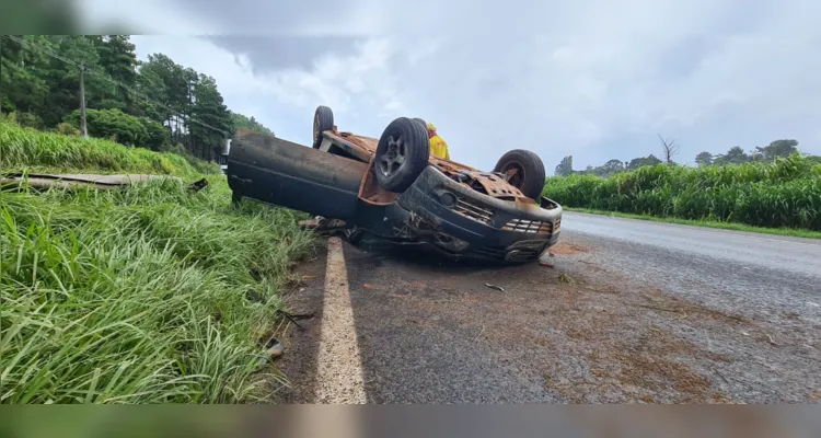 A colisão envolveu um veículo Volkswagen Gol e um caminhão. Relatos apontam que chovia no momento da batida