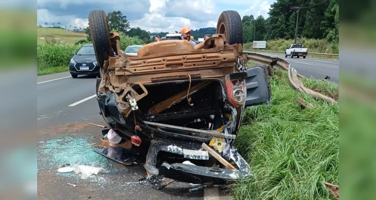 A colisão envolveu um veículo Volkswagen Gol e um caminhão. Relatos apontam que chovia no momento da batida