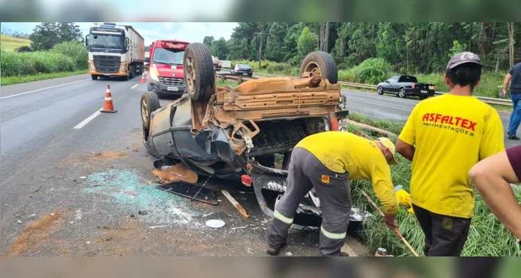 A colisão envolveu um veículo Volkswagen Gol e um caminhão. Relatos apontam que chovia no momento da batida
