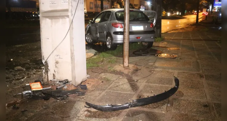 Veículo Peugeot 206 sofreu uma aquaplanagem e, logo em seguida, colidiu contra um poste