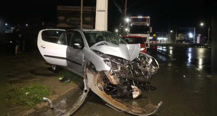 Veículo Peugeot 206 sofreu uma aquaplanagem e, logo em seguida, colidiu contra um poste