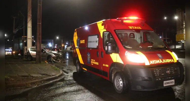 Veículo Peugeot 206 sofreu uma aquaplanagem e, logo em seguida, colidiu contra um poste