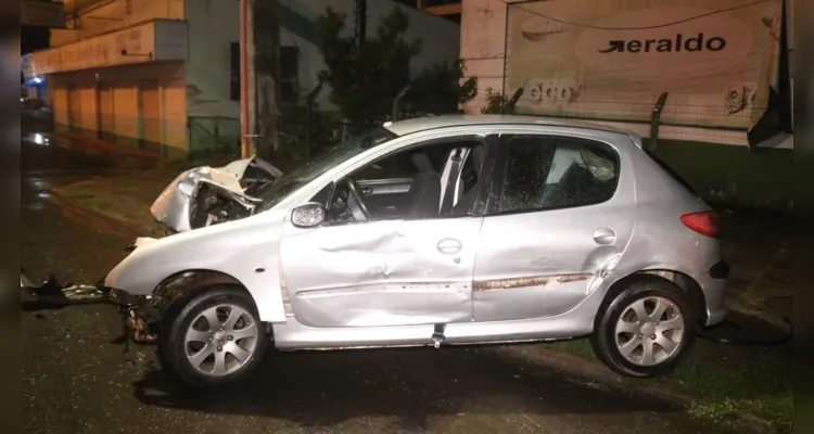 Veículo Peugeot 206 sofreu uma aquaplanagem e, logo em seguida, colidiu contra um poste