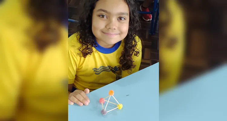 Os alunos trabalharam com palitos e gomas, visando desenvolver os conhecimentos sobre vértices, arestas e faces
