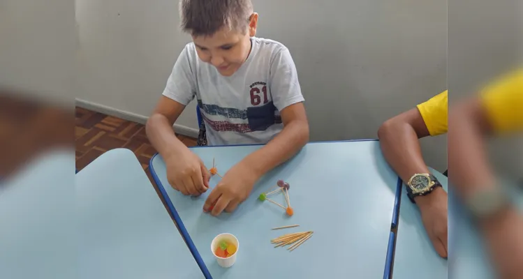 Os alunos trabalharam com palitos e gomas, visando desenvolver os conhecimentos sobre vértices, arestas e faces