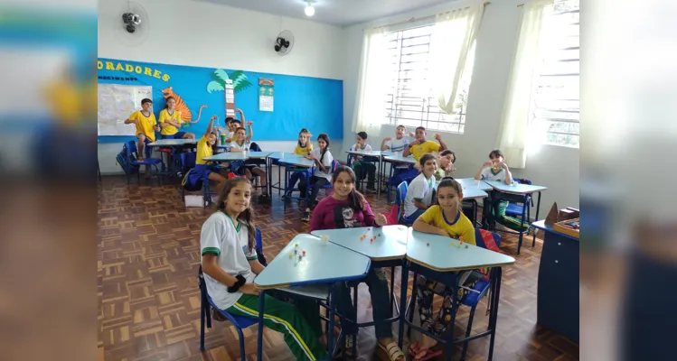 Os alunos trabalharam com palitos e gomas, visando desenvolver os conhecimentos sobre vértices, arestas e faces