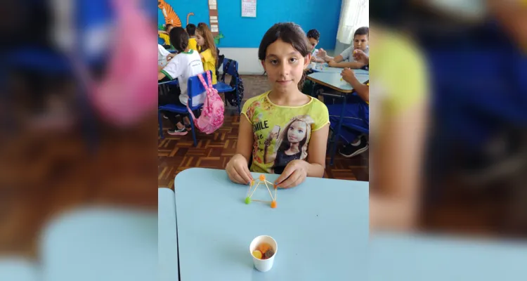 Os alunos trabalharam com palitos e gomas, visando desenvolver os conhecimentos sobre vértices, arestas e faces