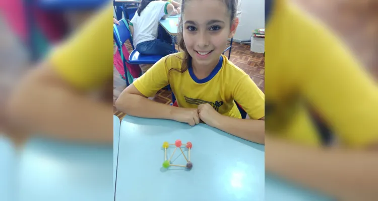 Os alunos trabalharam com palitos e gomas, visando desenvolver os conhecimentos sobre vértices, arestas e faces