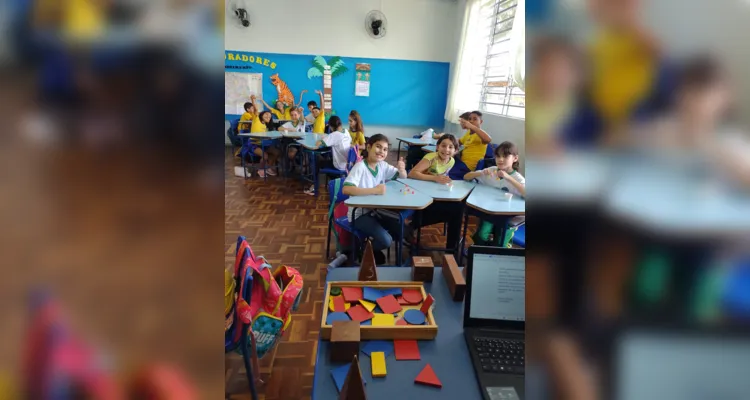 Os alunos trabalharam com palitos e gomas, visando desenvolver os conhecimentos sobre vértices, arestas e faces