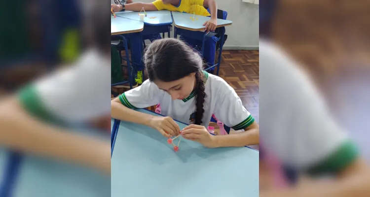 Os alunos trabalharam com palitos e gomas, visando desenvolver os conhecimentos sobre vértices, arestas e faces