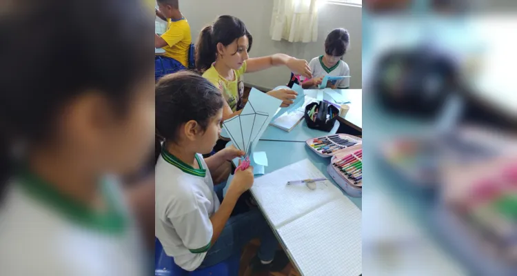 Os alunos trabalharam com palitos e gomas, visando desenvolver os conhecimentos sobre vértices, arestas e faces
