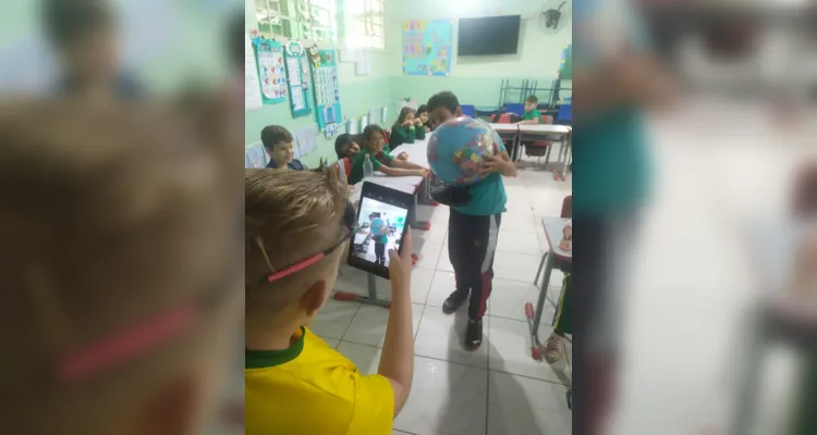 As atividades consistiram na elaboração fotos do globo terrestre e construção de maquetes sobre o Sistema Solar 