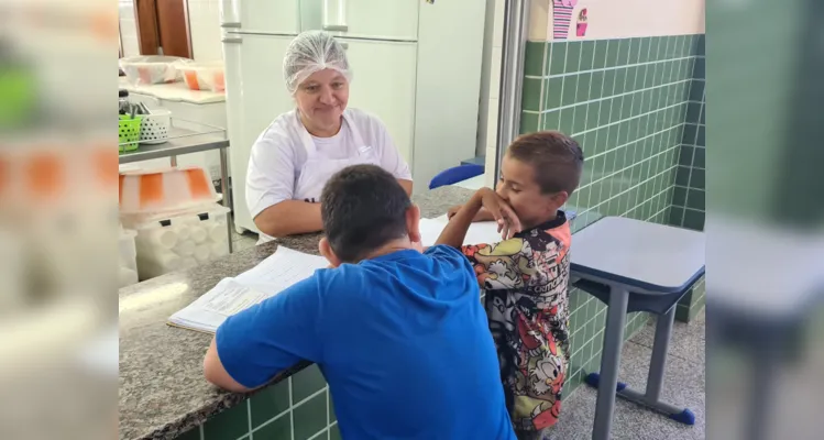 A atividade envolveu uma conversa com uma funcionária da escola escolhida por cada grupo de alunos