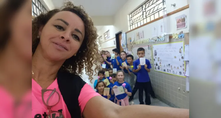 O conjunto de atividades trabalhou também a confecção de cartazes e cartões temáticos para as mães dos alunos e professoras da escola