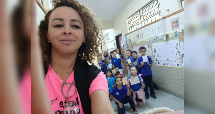 O conjunto de atividades trabalhou também a confecção de cartazes e cartões temáticos para as mães dos alunos e professoras da escola