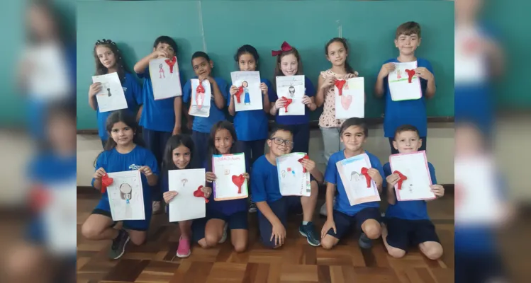 Os alunos também confeccionaram cartazes para suas mães