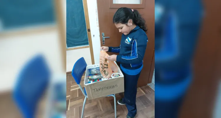 Alunos arrecadaram lacres e tampinhas que foram entregues a um projeto social