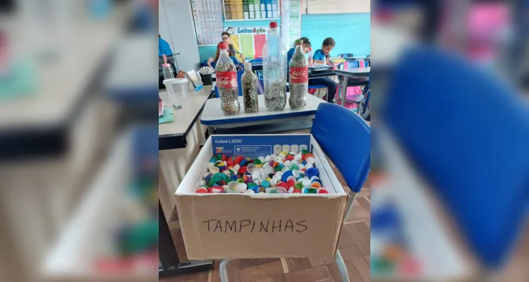 Alunos arrecadaram lacres e tampinhas que foram entregues a um projeto social