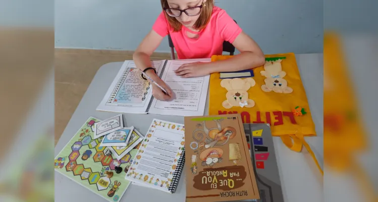 As tarefas realizadas em sala e em casa, tem como grande intuito melhoram o interesse e o hábito de leitura dos alunos