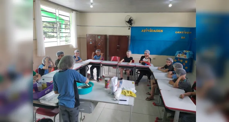 Atividades consistiram em pesquisas, conversas com familiares e até mesmo a confecção de um bolo