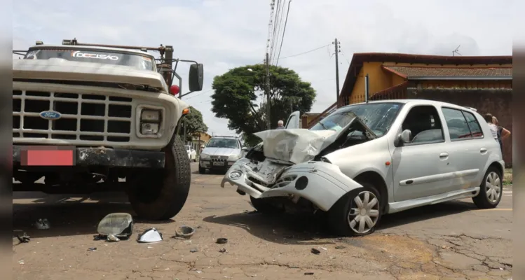Veículos colidiram no cruzamento das ruas Laplace e Barão de Ramalho