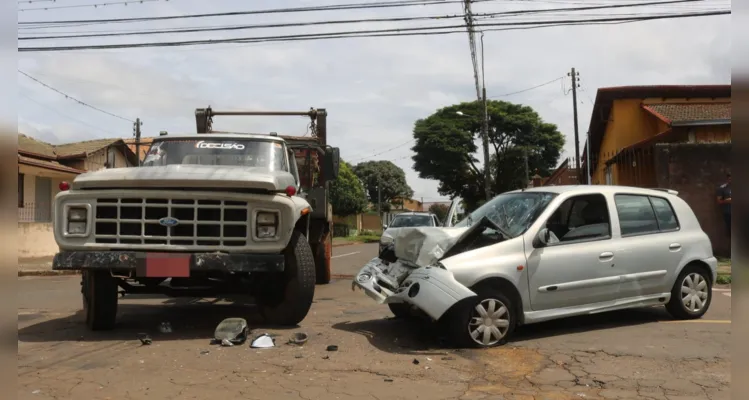 Veículos colidiram no cruzamento das ruas Laplace e Barão de Ramalho