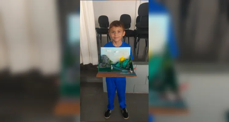 Em sala e, com a ajuda dos familiares, em casa, os alunos elaboraram maquetes do Sistema Solar 