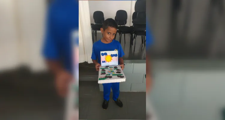 Em sala e, com a ajuda dos familiares, em casa, os alunos elaboraram maquetes do Sistema Solar 