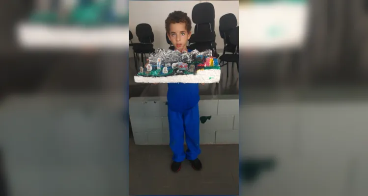 Em sala e, com a ajuda dos familiares, em casa, os alunos elaboraram maquetes do Sistema Solar 