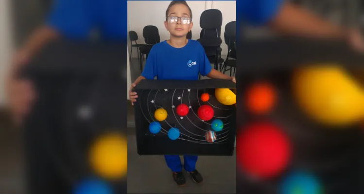 Em sala e, com a ajuda dos familiares, em casa, os alunos elaboraram maquetes do Sistema Solar 