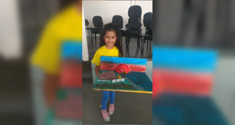 Em sala e, com a ajuda dos familiares, em casa, os alunos elaboraram maquetes do Sistema Solar 