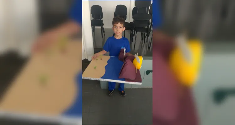 Em sala e, com a ajuda dos familiares, em casa, os alunos elaboraram maquetes do Sistema Solar 