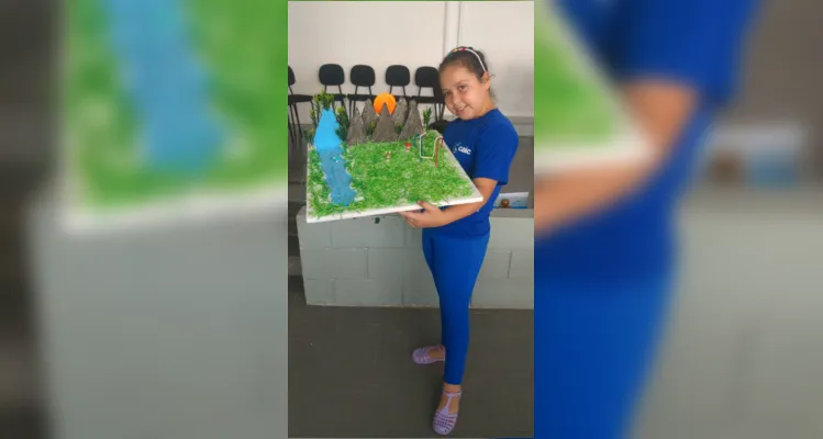 Em sala e, com a ajuda dos familiares, em casa, os alunos elaboraram maquetes do Sistema Solar 