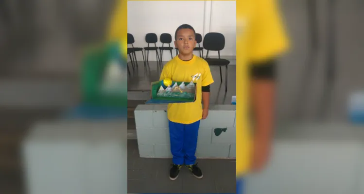 Em sala e, com a ajuda dos familiares, em casa, os alunos elaboraram maquetes do Sistema Solar 