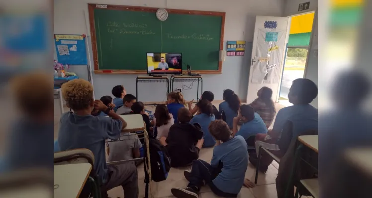 A turma mesclou atividades tradicionais com a videoaula produzida pelo projeto Vamos Ler