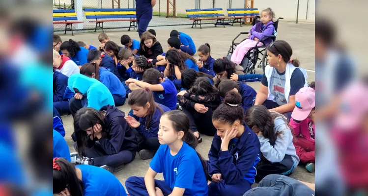 Durante as atividades de meditação, os alunos sempre tiram alguns minutis para ficar em silêncio e contemplação