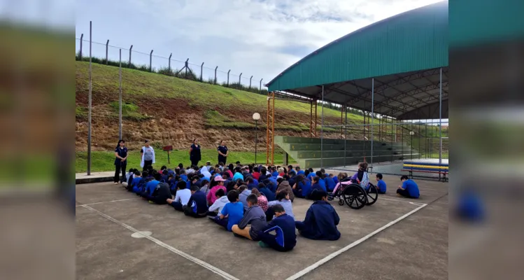 Durante as atividades de meditação, os alunos sempre tiram alguns minutis para ficar em silêncio e contemplação