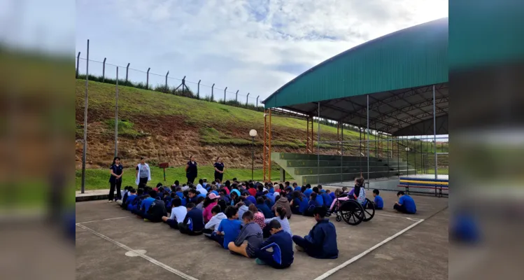 Durante as atividades de meditação, os alunos sempre tiram alguns minutis para ficar em silêncio e contemplação