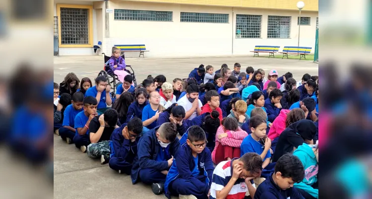 Durante as atividades de meditação, os alunos sempre tiram alguns minutis para ficar em silêncio e contemplação