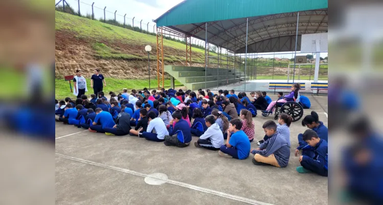 Durante as atividades de meditação, os alunos sempre tiram alguns minutis para ficar em silêncio e contemplação